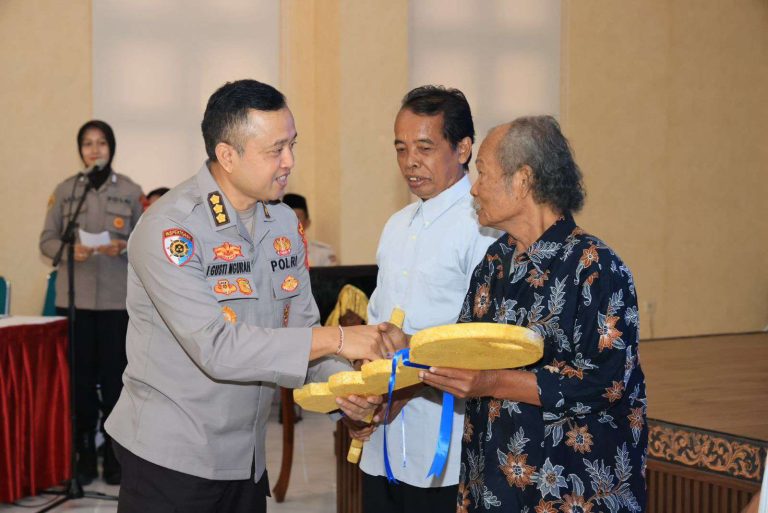 Polda DIY Serahkan Kunci Rumah Relokasi kepada 5 Warga Terdampak Pembangunan Mapolda Baru di Godean Polda DIY Serahkan Kunci Rumah Relokasi kepada 5 Warga Terdampak Pembangunan Mapolda Baru di Godean