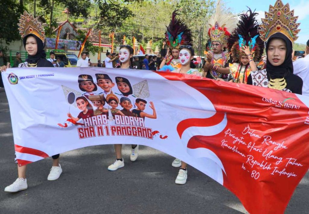 Meriah! Ribuan Warga Panggang Antusias Ikuti Karnaval HUT RI ke-80