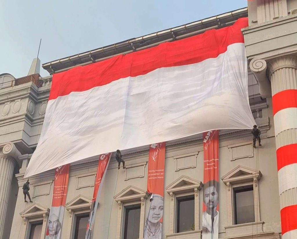Bendera Merah Putih Raksasa Membentangi Gedung SCH, Pembukaan Independence Day Military Expo 2025 HUT RI Ke-80