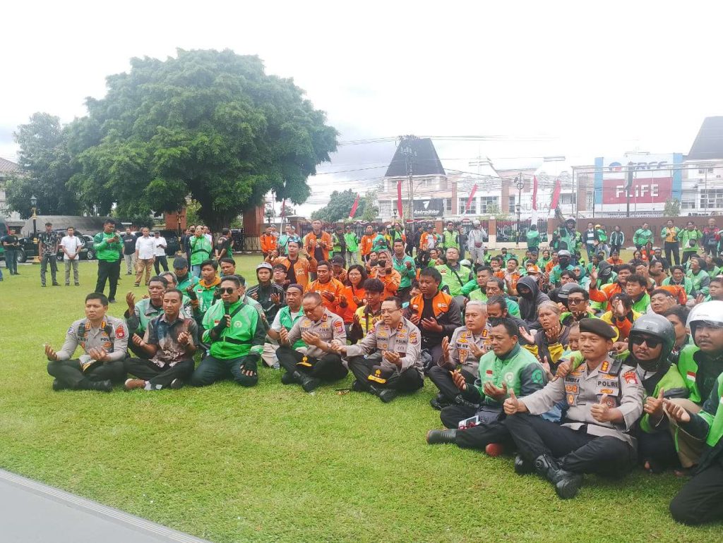 Sebut Pelayan Masyarakat, Kapolda DIY Minta Maaf di Hadapan Massa Ojol Atas Tewasnya Ojol ditabrak Rantis di Aksi Jakarta