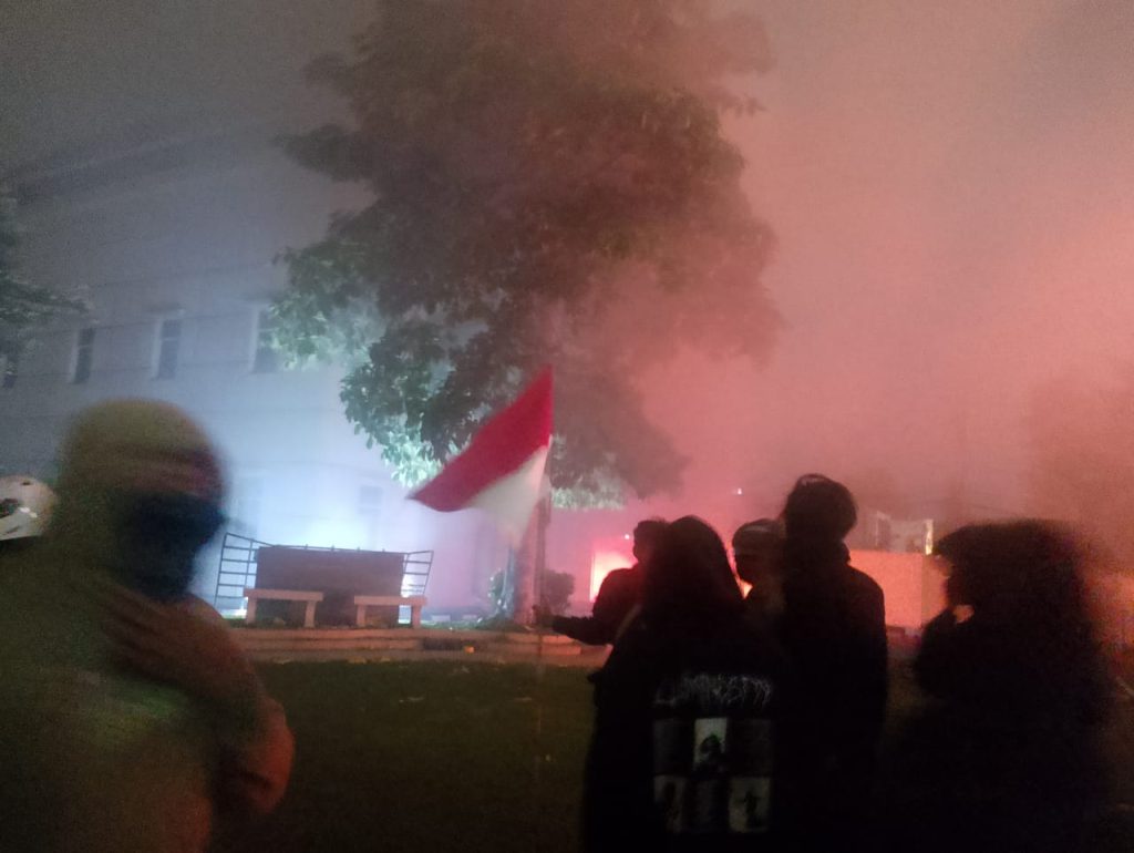 Semakin Memanas, Massa Aksi Masih Bertahan di Polda DIY, Bakar Mobil Dinas, Kibarkan Bendera Setengah Tiang