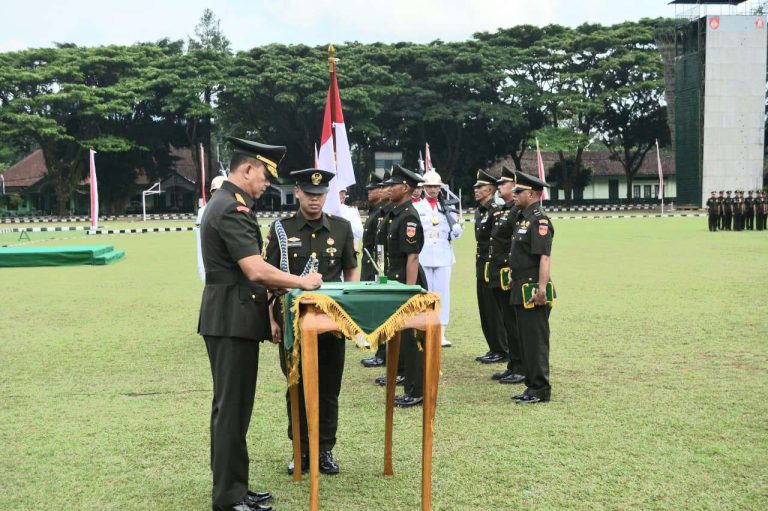 Danrem 072/Pamungkas Hadiri Penutupan Dikmaba Infanteri TNI AD TA 2025 Danrem 072/Pamungkas Hadiri Penutupan Dikmaba Infanteri TNI AD TA 2025