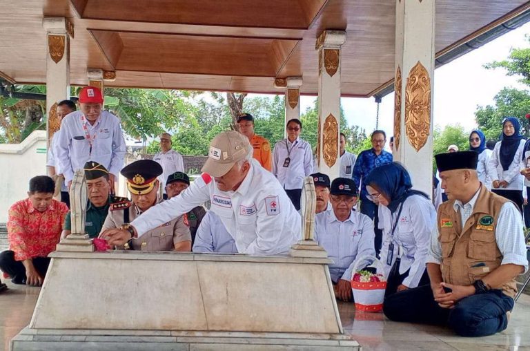 HUT PMI ke 80: PMI DIY Tabur Bunga di TMP Kusumanegara Yogyakarta