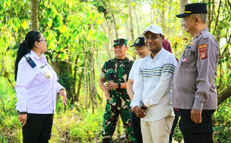 Pemkal Grogol Bersama TNI-Polri Giat Gotong royong Membangunan Talud di Bantaran Sungai Prebutan
