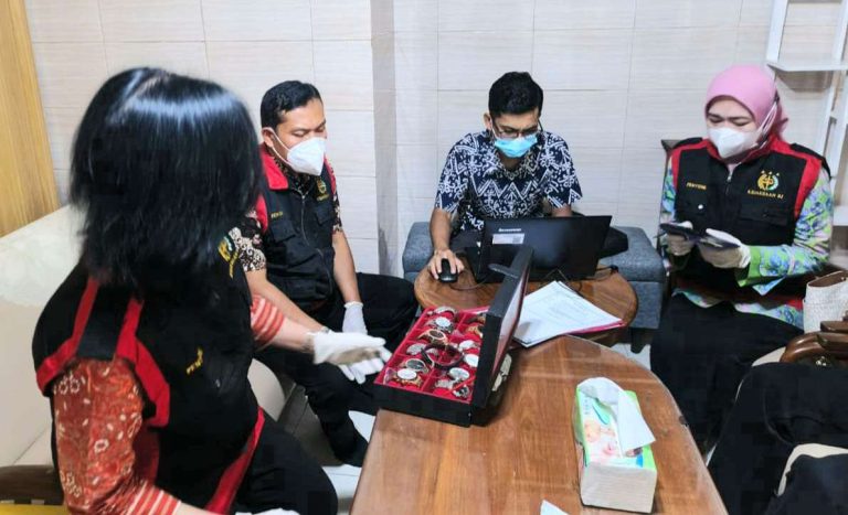 Tim Penyidik Kejati DIY Geledah Rumah Tersangka Kasus Tindak Pidana Korupsi Mantan Kadis Kominfo Sleman Tim Penyidik Kejati DIY Geledah Rumah Tersangka Kasus Tindak Pidana Korupsi Mantan Kadis Kominfo Sleman