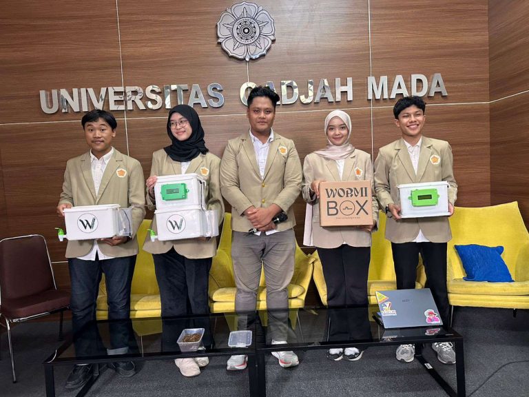 Kreativitas Tim PKM-K UGM Jadikan Cacing Afrika Untuk Pengelolaan Limbah Organik Melalui “Wormibox”