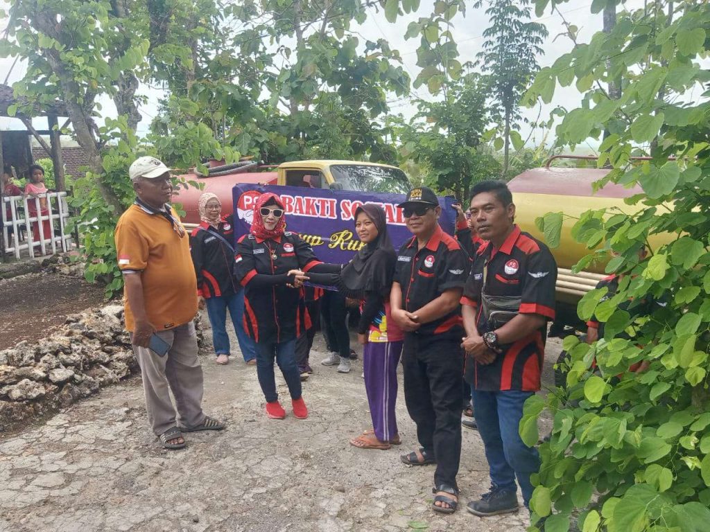 Bakti sosial Paseduluran Selawase Kirim Air Bersih Warga Pacar I Girisoka Panggang