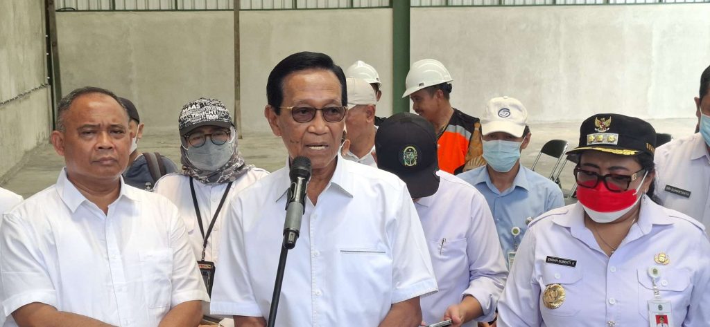 Tinjau Tiga TPS Utama di DIY, Sultan HB X Tegaskan Tak Biarkan Kepala Daerah Berjalan Sendiri