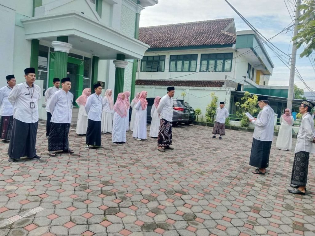 Penghormatan kepada Ulama dan Santri: KUA Sewon Gelar Apel Hari Santri Nasional