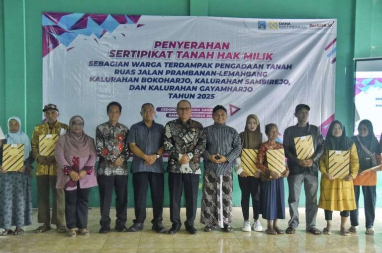 Bupati Sleman Serahkan Sertifikat Tanah Hak Milik Warga Terdampak Proyek Jalan Prambanan – Lemahbang