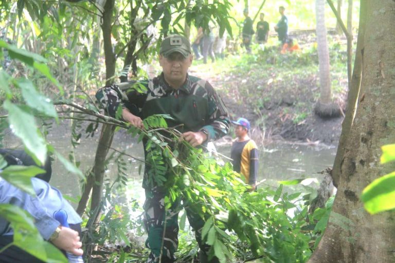 Kodim 0730/Gunungkidul Ikuti Kegiatan Kolaborasi Jumat Bersih di Kali Gandu