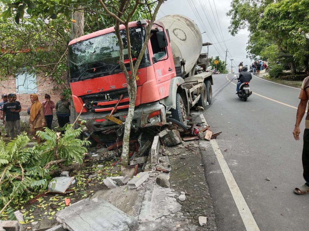 Kecelakaan Maut, Truk Molen Lindas Tiga Pengendara Meninggal Dunia di tempat Kecelakaan Maut, Truk Molen Lindas Tiga Pengendara Meninggal Dunia di tempat