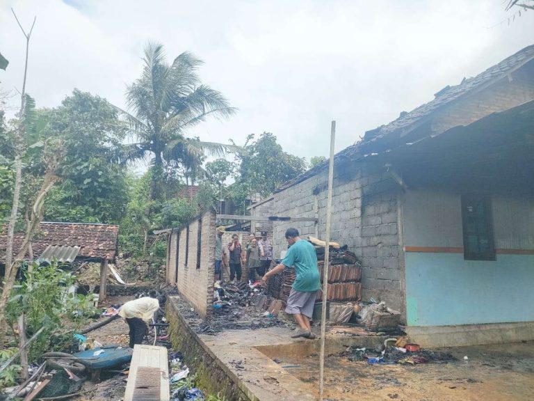Karena Lilin, Rumah Kiswanto Brongkol Hangus Kebakaran