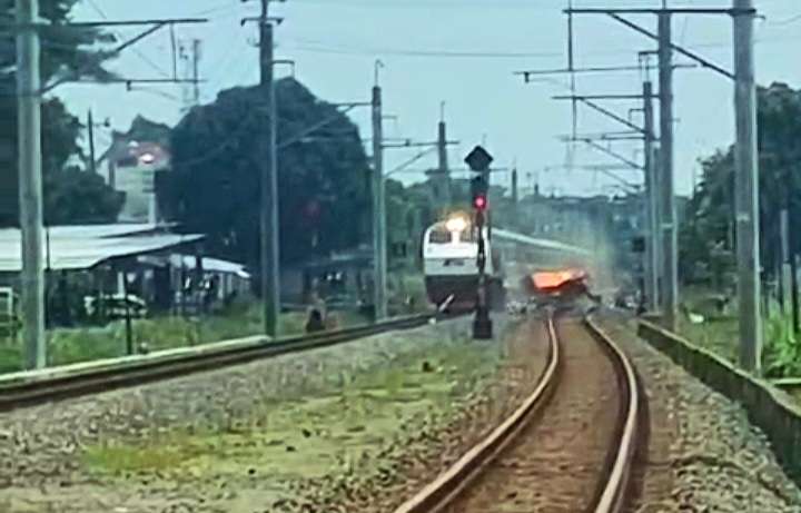 Insiden KA Bangunkarta Tabrak Mobil dan Motor di Prambanan, Daop 6 Pastikan Tak Ganggu Perjalananan Lalin KA Insiden KA Bangunkarta Tabrak Mobil dan Motor di Prambanan, Daop 6 Pastikan Tak Ganggu Perjalananan Lalin KA