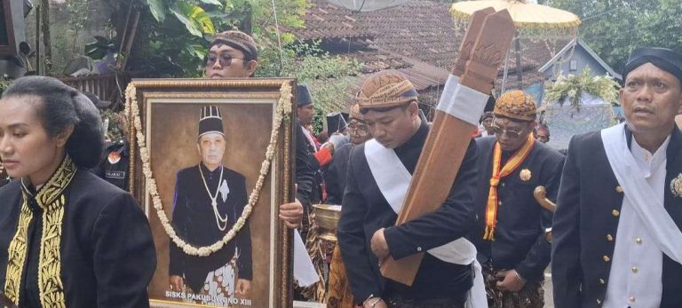 Proses Pemakaman Sri Susuhunan Pakubuwono XIII di Kompleks Makam Raja Imogiri Proses Pemakaman Sri Susuhunan Pakubuwono XIII di Kompleks Makam Raja Imogiri