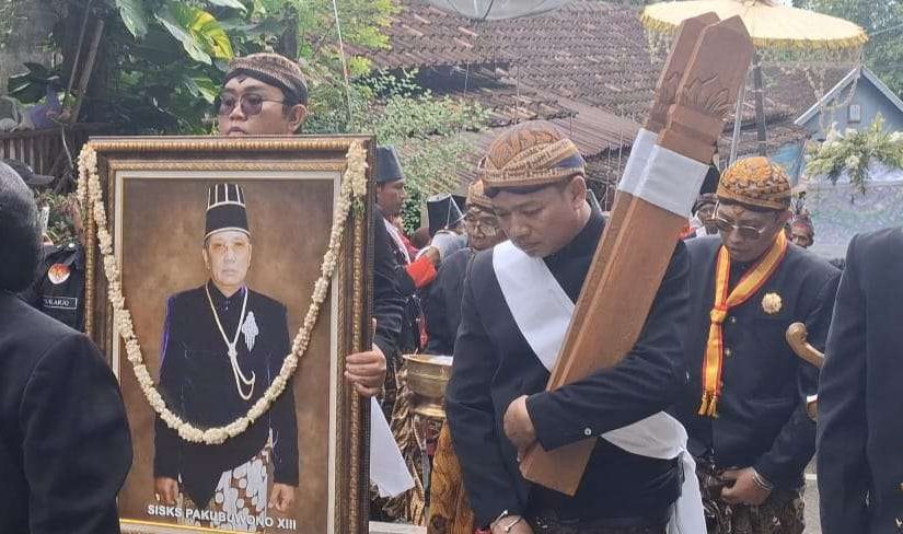 Proses Pemakaman Sri Susuhunan Pakubuwono XIII di Kompleks Makam Raja Imogiri
