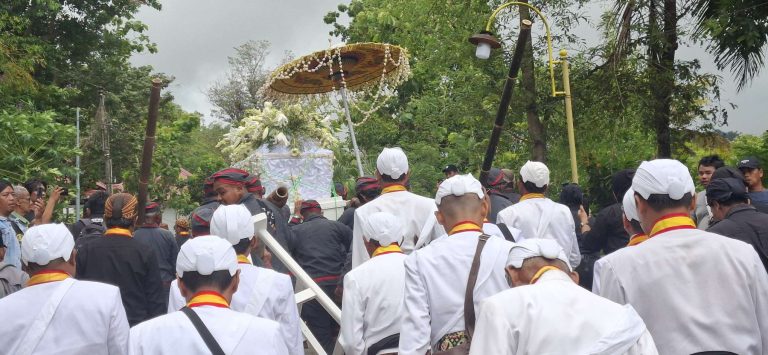 Warga Keturunan Abdi Dalem Jogja Panjatkan Doa Untuk Mendiang PB XIII, Tukang Ojek Makam Ikhlas Hentikan Aktivitas
