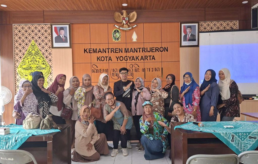 Pelatihan Pemanfaatan AI dalam Pembuatan Konten Pemasaran Produk UMKM di Kemantren Mantrijeron Yogyakarta Pelatihan Pemanfaatan AI dalam Pembuatan Konten Pemasaran Produk UMKM di Kemantren Mantrijeron Yogyakarta