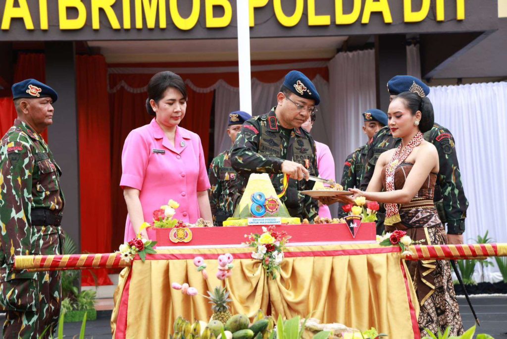 Polda DIY Gelar Syukuran HUT Ke-80 Korps Brimob Polri, Kapolda DIY Terima Gelar Warga Kehormatan