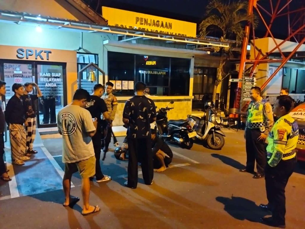 Polsek Kraton Amankan Tiga Remaja SMP Terduga Klitih Polsek Kraton Amankan Tiga Remaja SMP Terduga Klitih