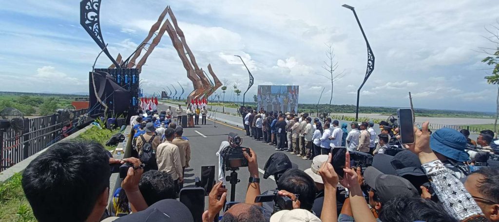 Disambut Anak – Anak Saat Akan Resmikan Jembatan Kabanaran, Presiden Prabowo Minta Tak Kerahkan Lagi :”Kalau Mau Saya Yang Ke Kelas” Disambut Anak – Anak Saat Akan Resmikan Jembatan Kabanaran, Presiden Prabowo Minta Tak Kerahkan Lagi :”Kalau Mau Saya Yang Ke Kelas”