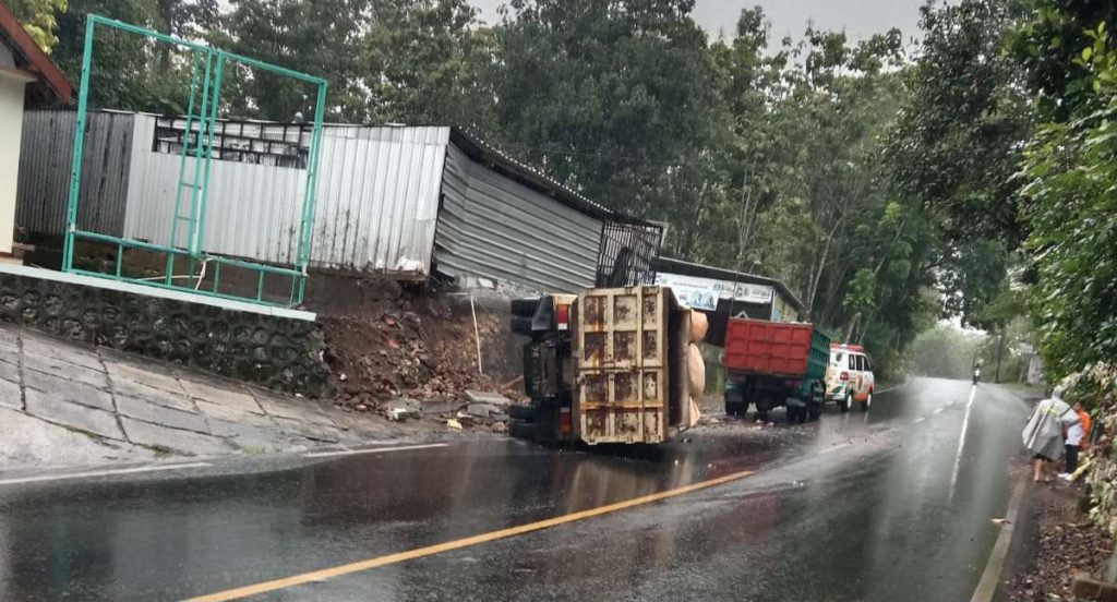 Laka Tunggal, Dump Truk Angkut Material Terguling di Semugih