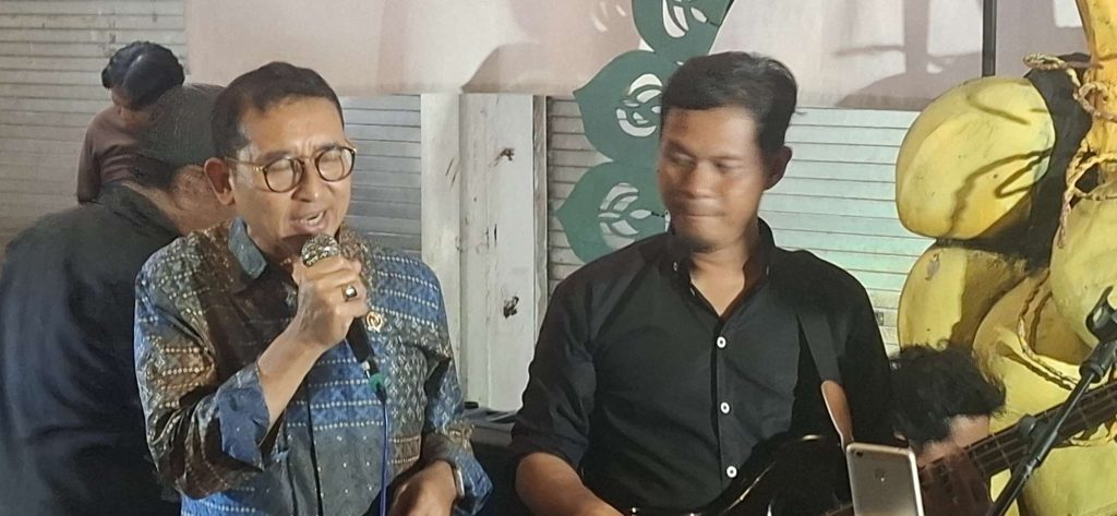 Momen Fadli Zon Nyanyi Bareng Musisi Jalanan Malioboro Dengan Judul Lagu ‘O Sole Mio’