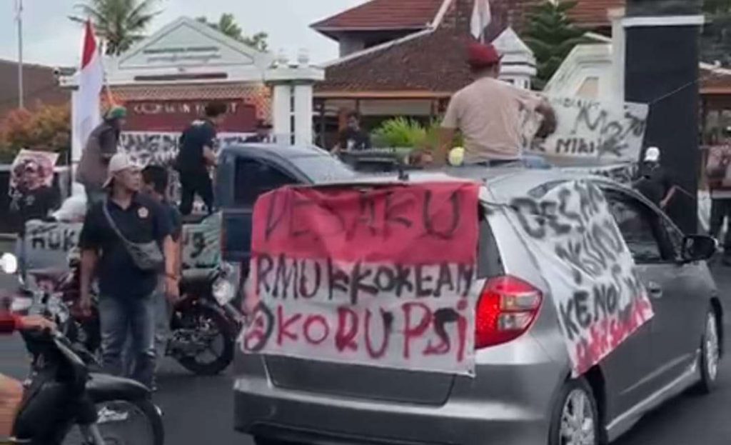 Kecewa Dengan Kinerja Pemkal Ngunut Ratusan Warga Lakukan Demo Indikasi Penyelewengan Dana Desa Kecewa Dengan Kinerja Pemkal Ngunut Ratusan Warga Lakukan Demo Indikasi Penyelewengan Dana Desa