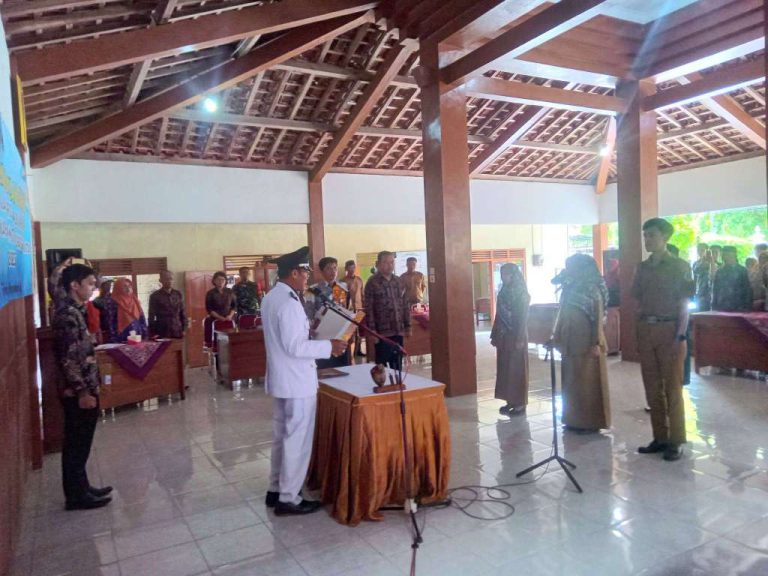 Lurah Giripanggung Secara Resmi Melantik Tiga Pamong