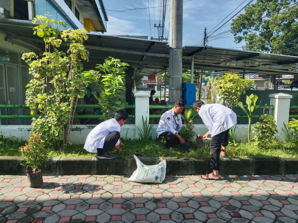 Hari Ibu, KUA Sewon Tanam Pohon Gaungkan Ekoteologi Lingkungan
