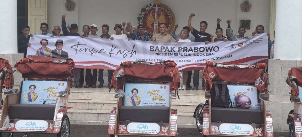 Presiden RI Salurkan 200 Unit Becak Menggunakan Uang Pribadi Diprioritaskan Bagi Para Penarik Becak Lansia di DIY