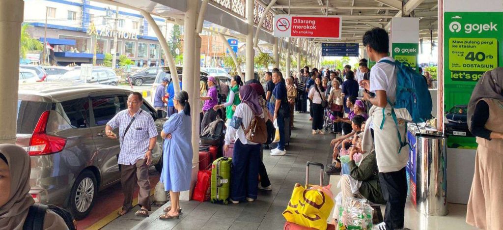 Jogja Diserbu Wisatawan, Penumpang Commuter Line Melonjak, KAI Imbau Manfaatkan Kereta Tambahan Jogja Diserbu Wisatawan, Penumpang Commuter Line Melonjak, KAI Imbau Manfaatkan Kereta Tambahan