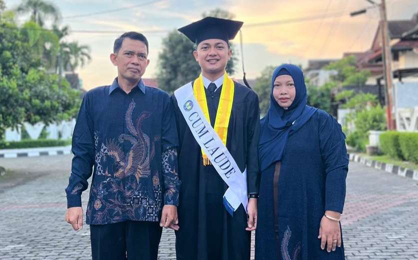 Ekonomi Bukan Penghalang Ilyas Fahmi Dari Barista Jadi Wisudawan Termuda UNY Lewat Jalur SNMPTN & Akselerasi