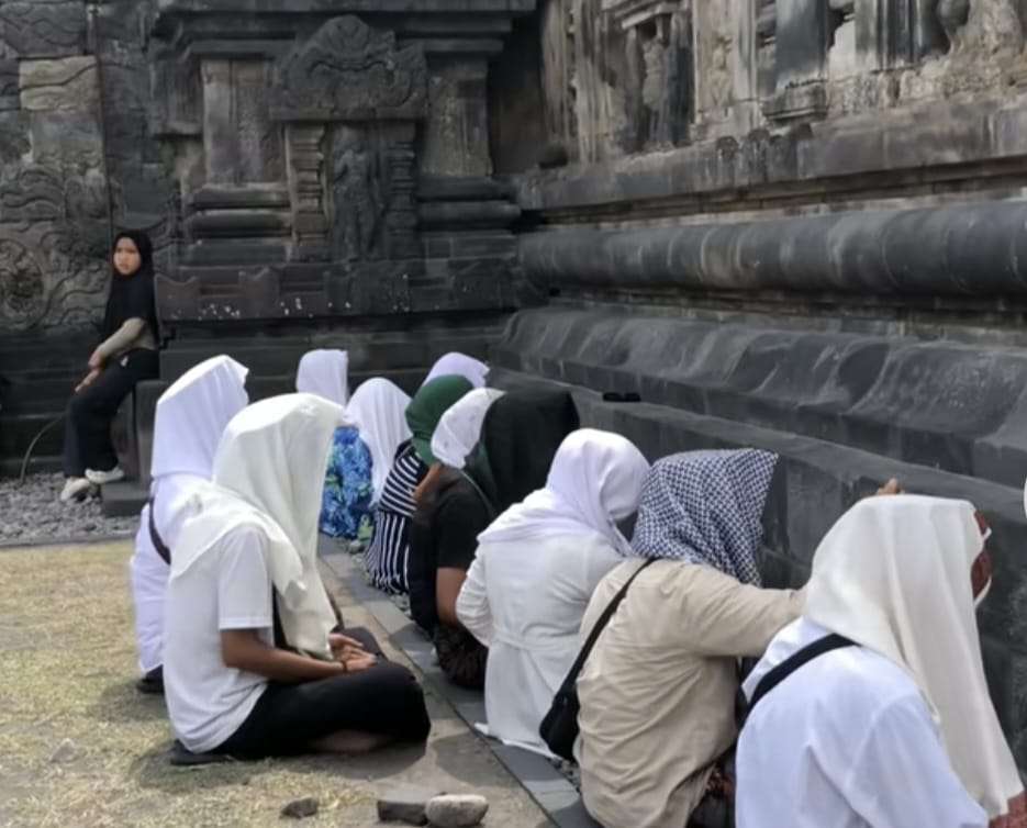 Viral di Medsos, Sejumlah Orang dari Jawa Tengah Dzikir di Depan Candi Prambanan, Ini Kata TWC