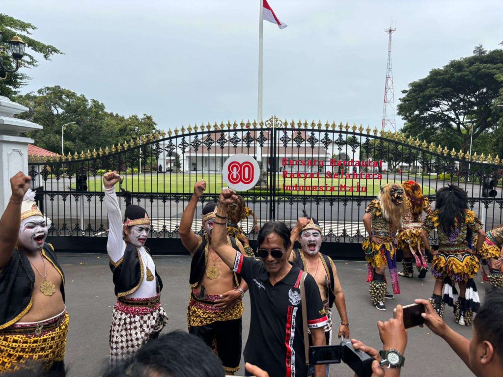 Guyonan Menkes Budi ke Sultan HB X : “Kalau Tak Kepala 9 atau 100 Kayak Ratu Elizabeth, Saya Gagal”