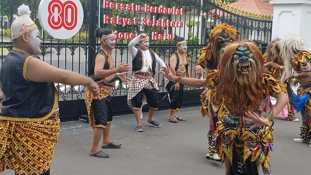 Seniman di Jogja Bersuara Tolak Pilkada Melalui DPRD Lewat Aksi Teatrikal Punokawan