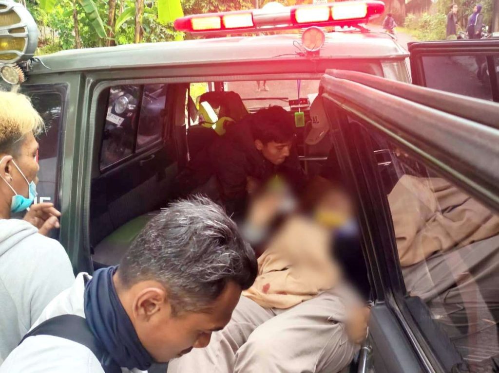 Pengendara Honda PCX Tidak Sadarkan Diri Diserempet Mobil