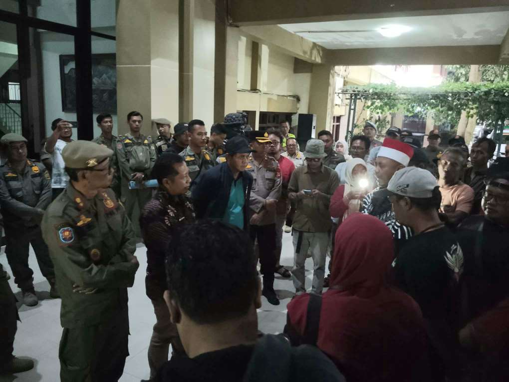 Para Pedagang PAWONSARI Marah : “Relokasi Belum Jadi, Tidak Ada Sosialisasi, Kami digusur, Jalur Hukum Kami Tempuh”