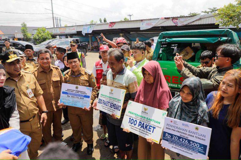 Sat Set! Pemprov Jateng Gerak Cepat Salurkan Bantuan Logistik Pengungsi Banjir Kota Pekalongan
