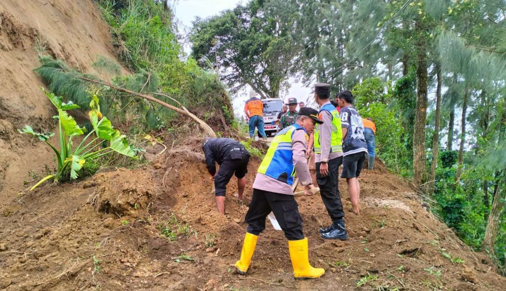 Gercep, Tanah Longsor Tutupi Jalur Alternatif Selo-Ampel di Dukuh Tompak Berhasil Dievakuasi Polsek Selo dan TSD