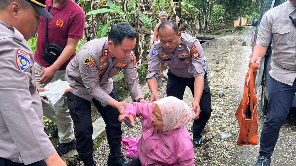 Aksi Cepat, Kapolres Gunungkidul Menolong Seorang Perempuan Alami Kecelakaan Tunggal Pasca Jalan Berlubang