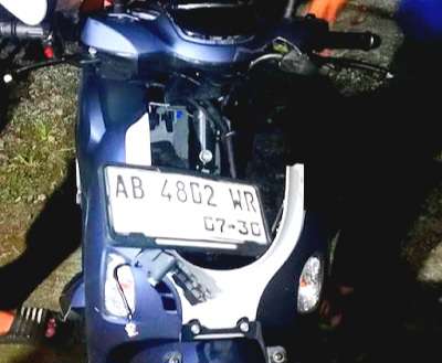 Salip Kendaraan di Jalan Turun Tikungan Tajam Pengendara Motor Terjatuh Salip Kendaraan di Jalan Turun Tikungan Tajam Pengendara Motor Terjatuh