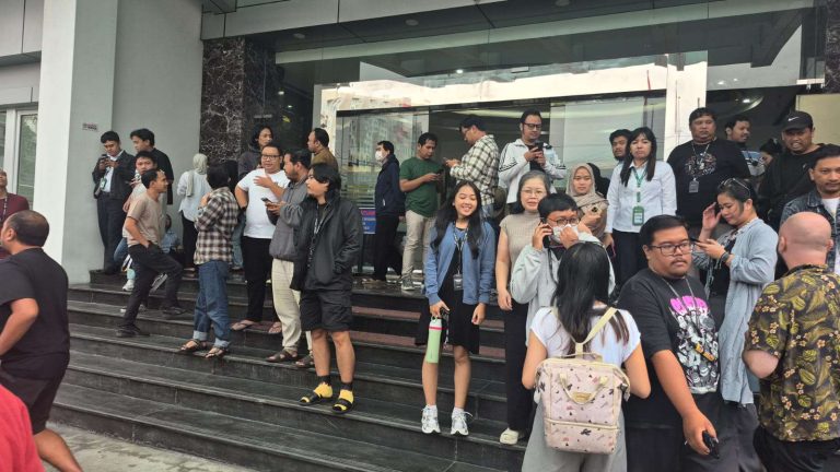 Warga Sekitaran Daerah DIY dibuat Gempar Gempa Bumi yang Berpusat di Bantul Warga Sekitaran Daerah DIY dibuat Gempar Gempa Bumi yang Berpusat di Bantul