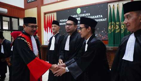 Wakil Ketua Pengadilan Tinggi Yogyakarta Melantik Para Calon Advokat: Berintegritas, Jujur, Menjalankan Profesinya