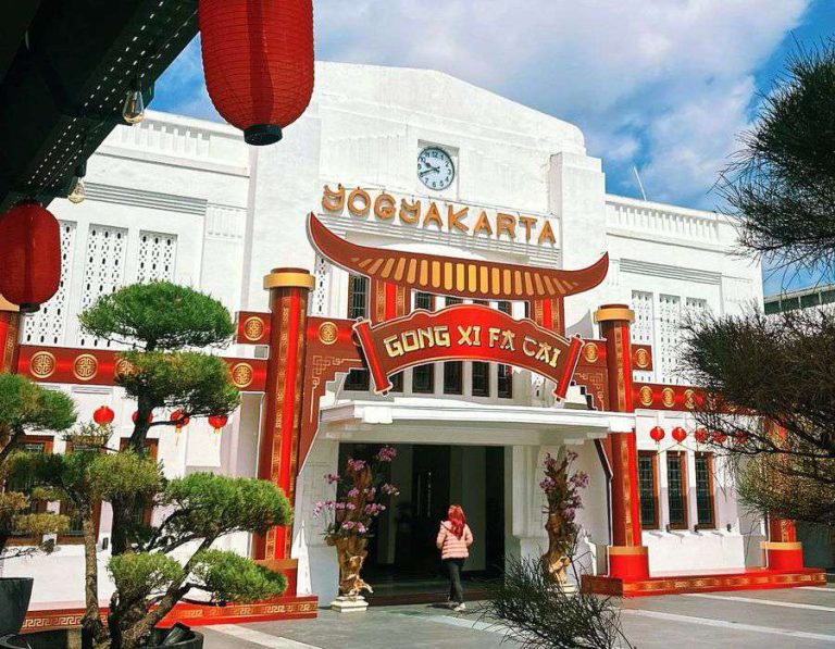 Jelang Imlek 2026, Stasiun di Jogja dipenuhi Ornamen Bertajuk Tionghoa