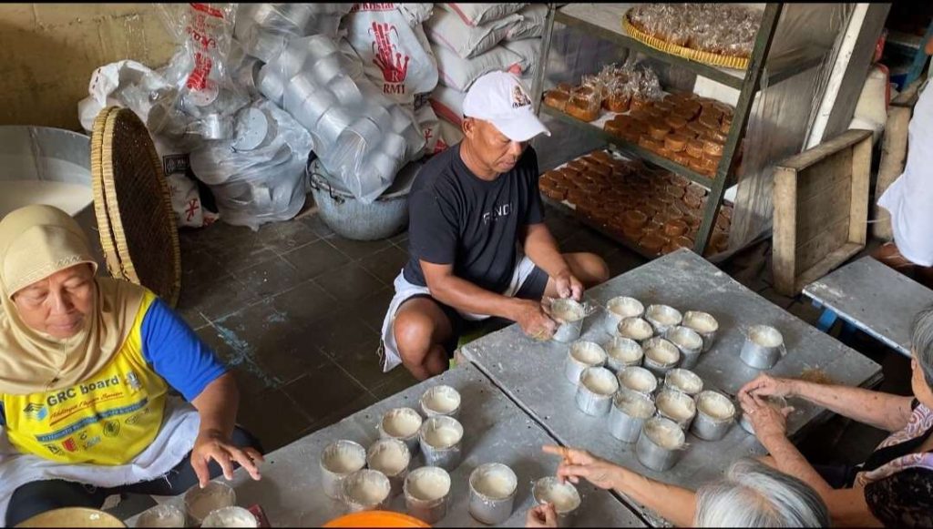 Tradisi Membuat Kue Khas Imlek Aroma Manisnya Menggoda Mengepul di Kampung Tukangan