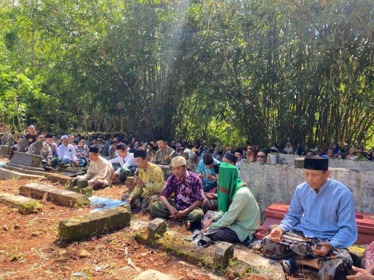 Agenda Tahunan Jemaah Daarul Mutaallimin Melaksanakan Ruwahan Ziarah Maqbarah