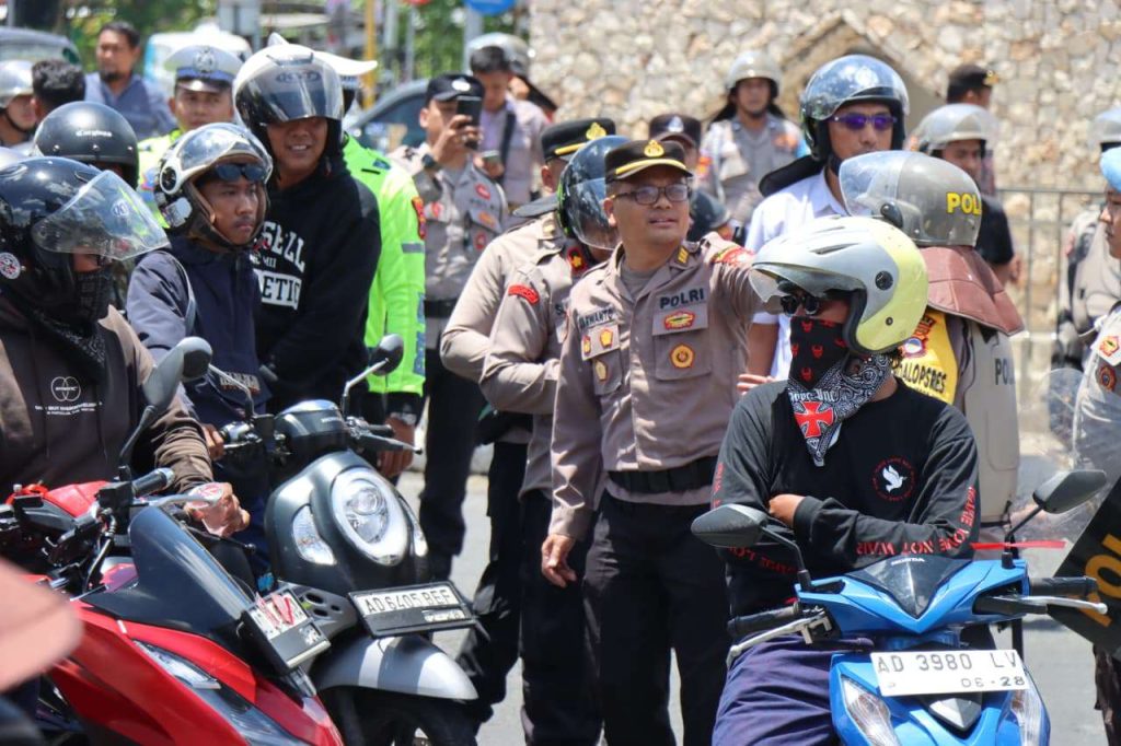 Strategi “Cooling System” Berhasil dilakukan Petugas Polisi Adanya Blokade Kelompok Supporter Bola Strategi “Cooling System” Berhasil dilakukan Petugas Polisi Adanya Blokade Kelompok Supporter Bola