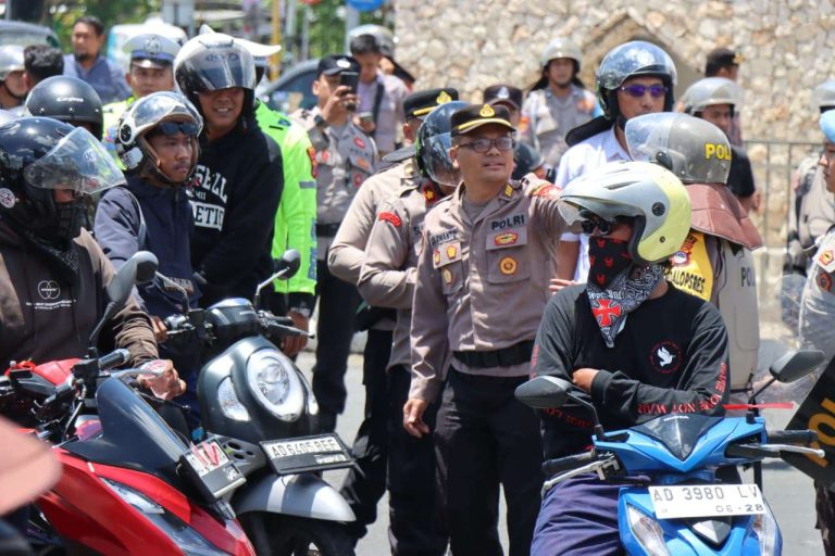 Strategi “Cooling System” Berhasil dilakukan Petugas Polisi Adanya Blokade Kelompok Supporter Bola Strategi “Cooling System” Berhasil dilakukan Petugas Polisi Adanya Blokade Kelompok Supporter Bola