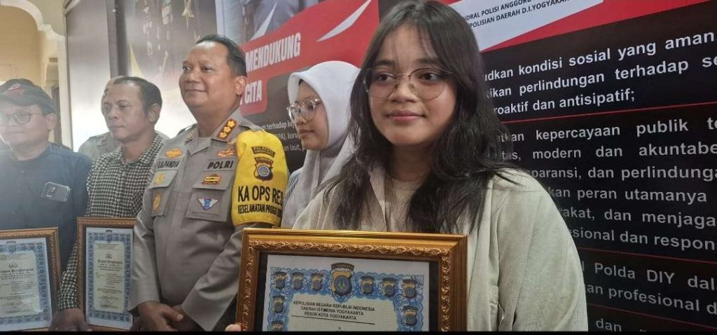 Polisi Berikan Penghargaan Kepada Mahasiswi yang Berhasil Gagalkan Aksi Penjambretan
